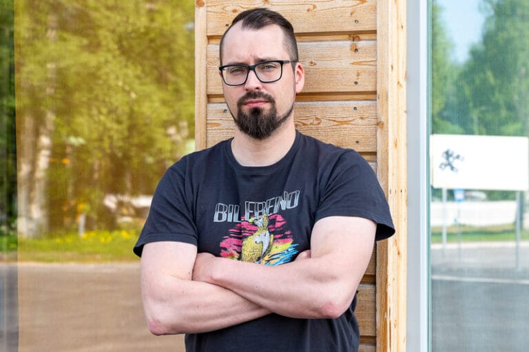 Kai Romppainen seisoo Monitoimikeskus Kerkän seinän vieressä ja katsoo kameraan