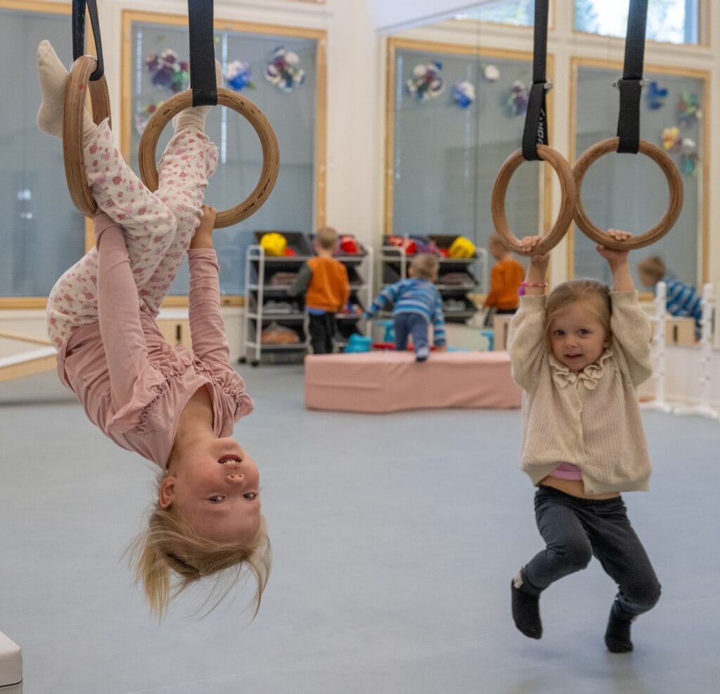 lapset leikkivät päiväkodissa