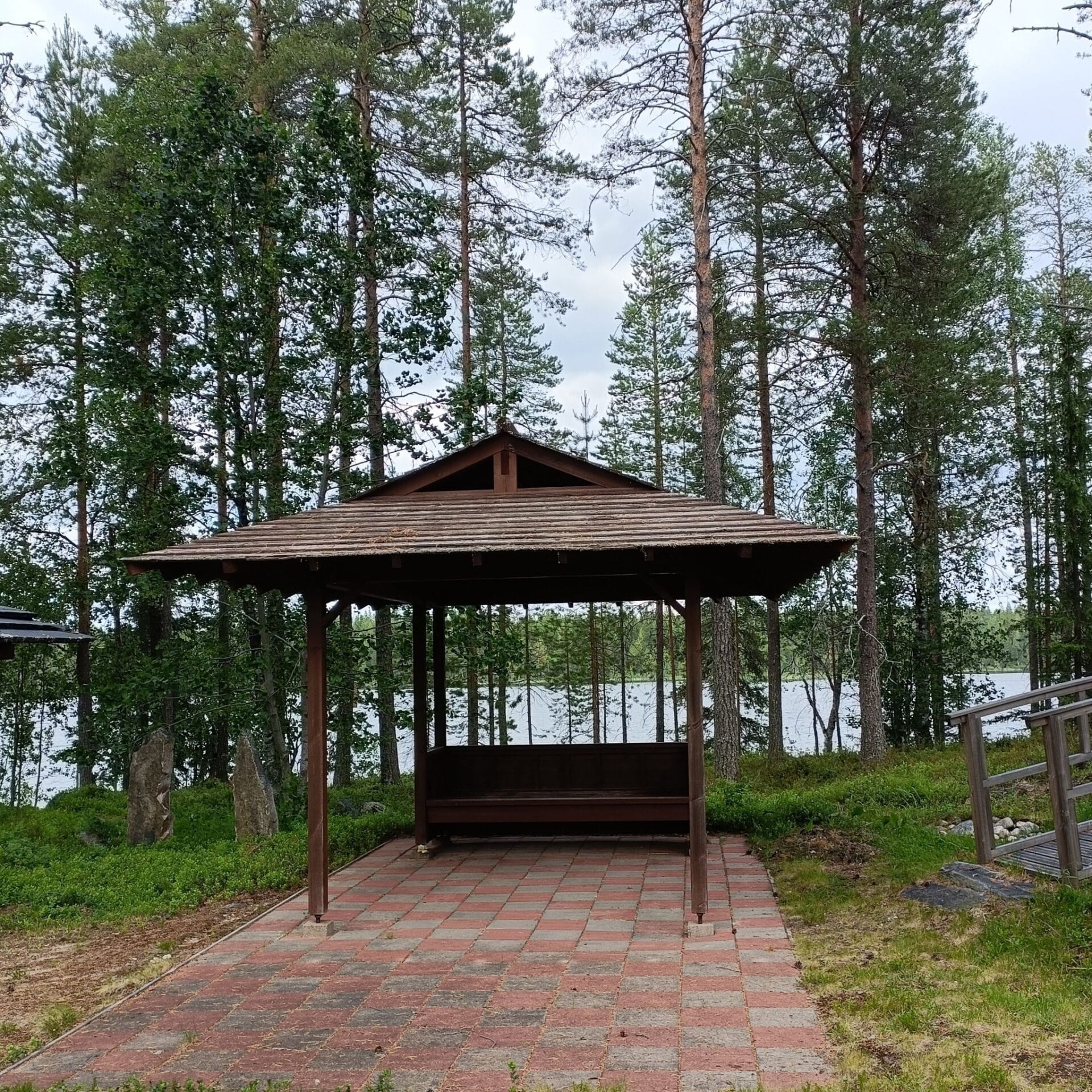 Katos Japanitalon pihalla.