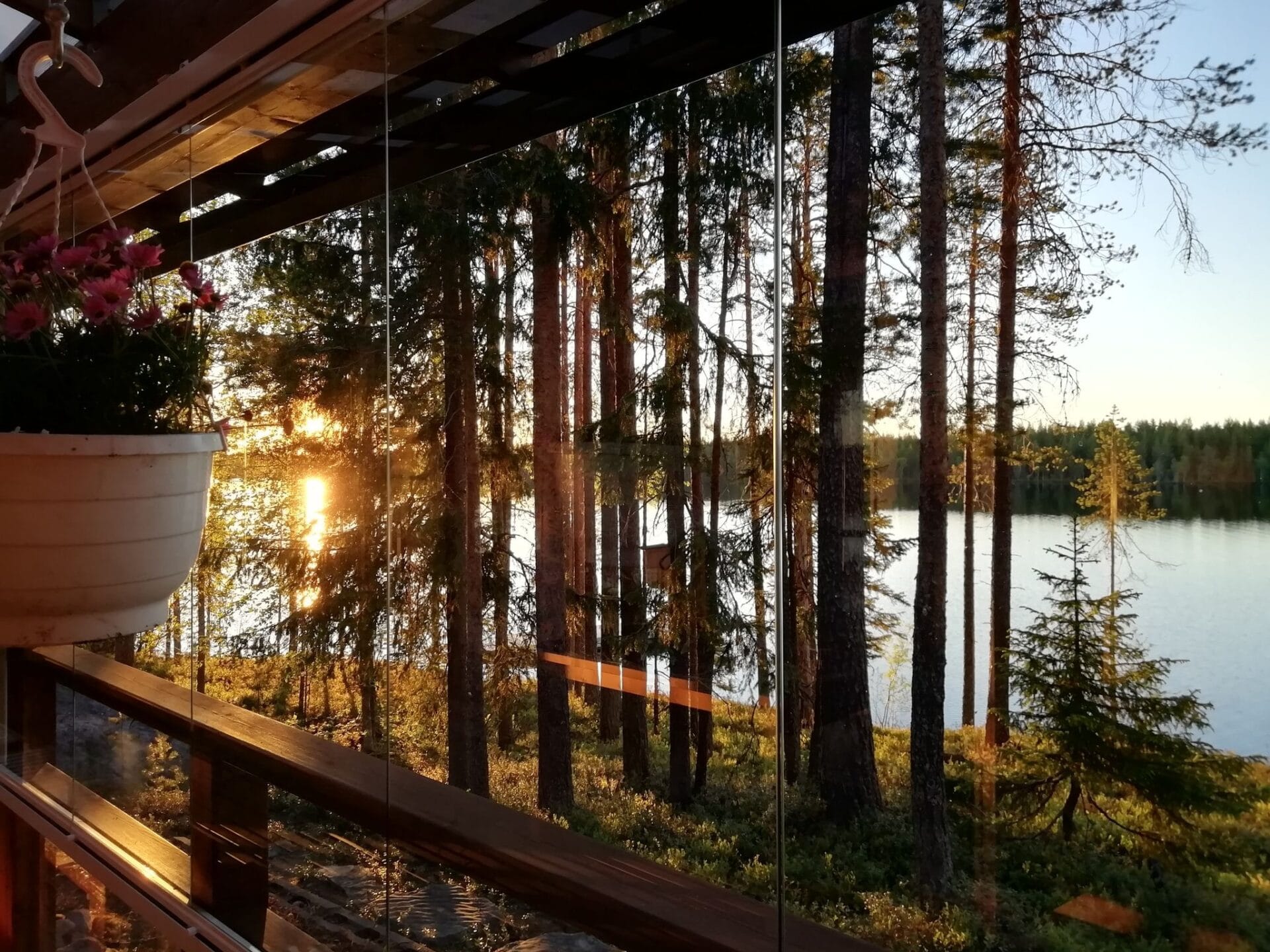 Näkymä Japanitalon ikkunasta Simojärvelle.