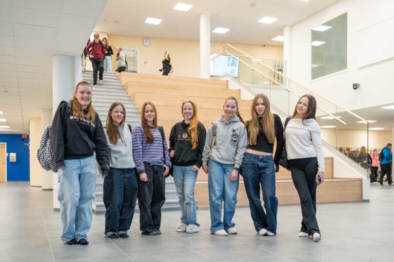 nuoria koulussa portaiden edessä.