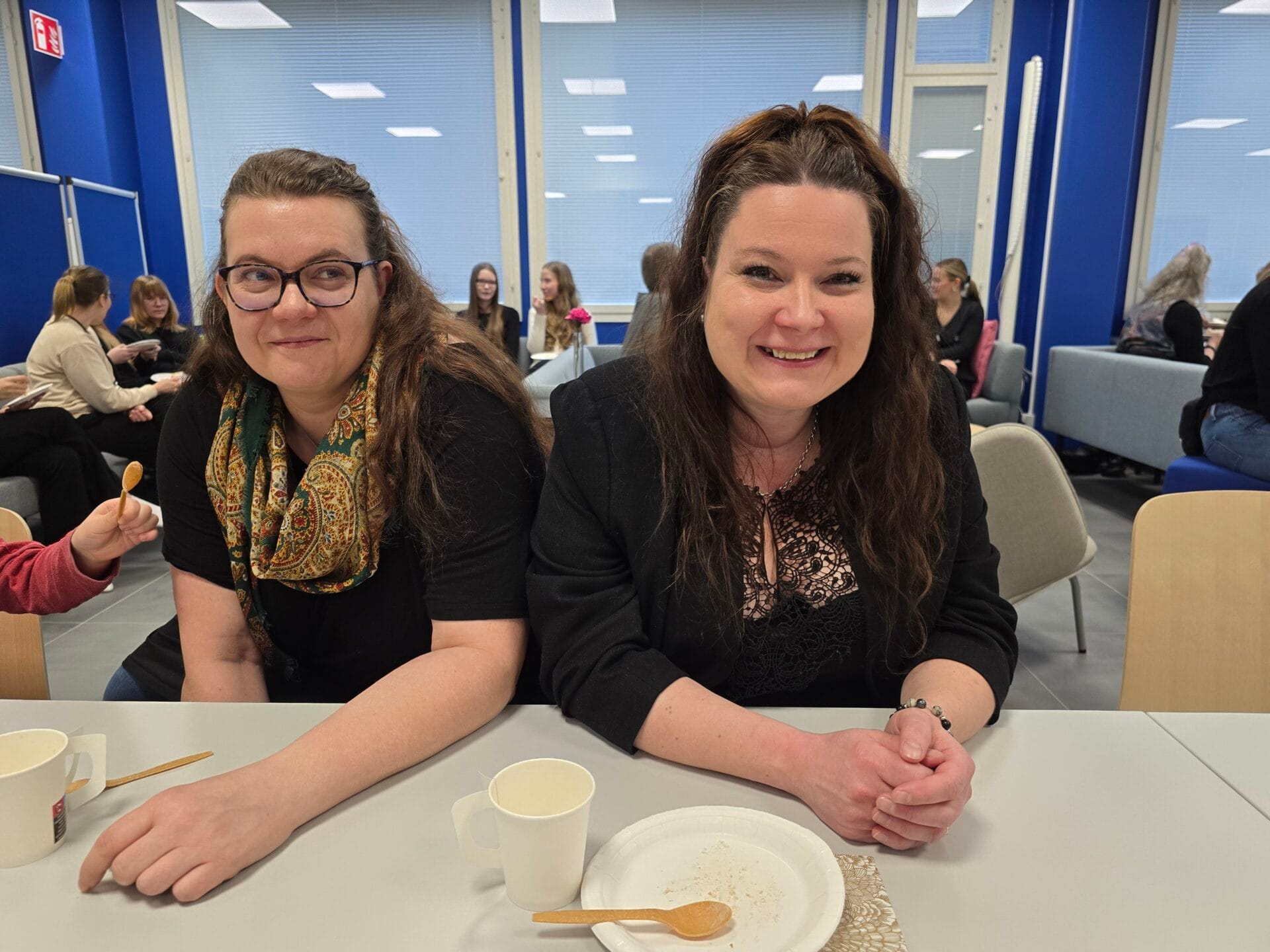 Veera Pelkonen ja Outi Sarajärvi-Oba Ranuan Vanhempainyhdistyksestä.