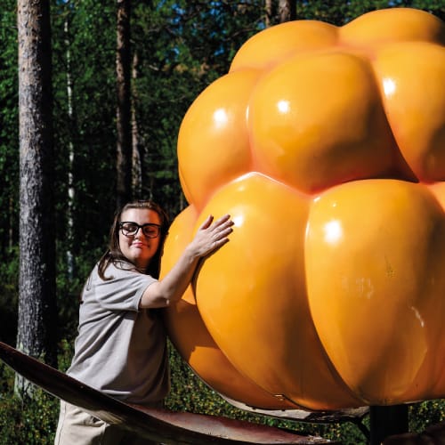 Nainen halaa jättihillaa