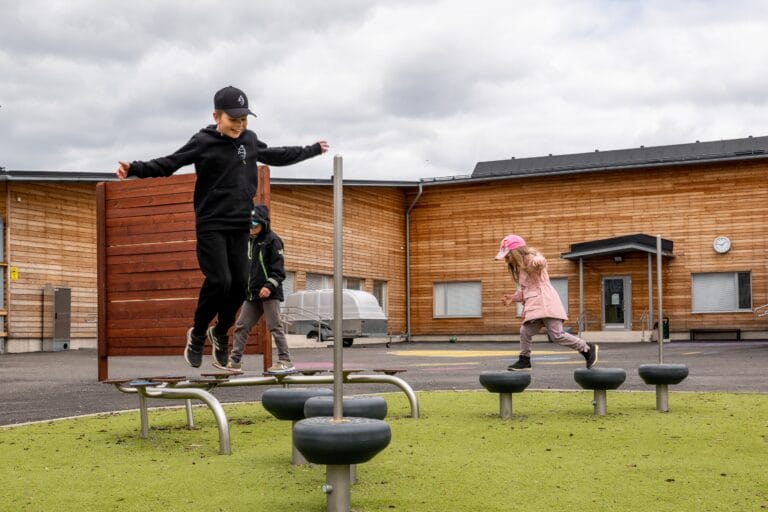 Lapset leikkivät Kirkonkylän koulun pihalla.