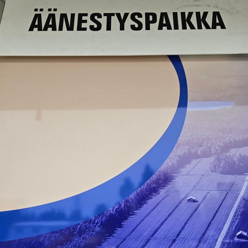 äänestyspaikka ulkoa.