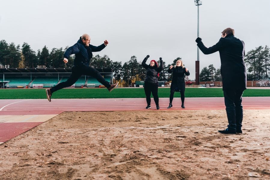 mies hyppää pituutta.