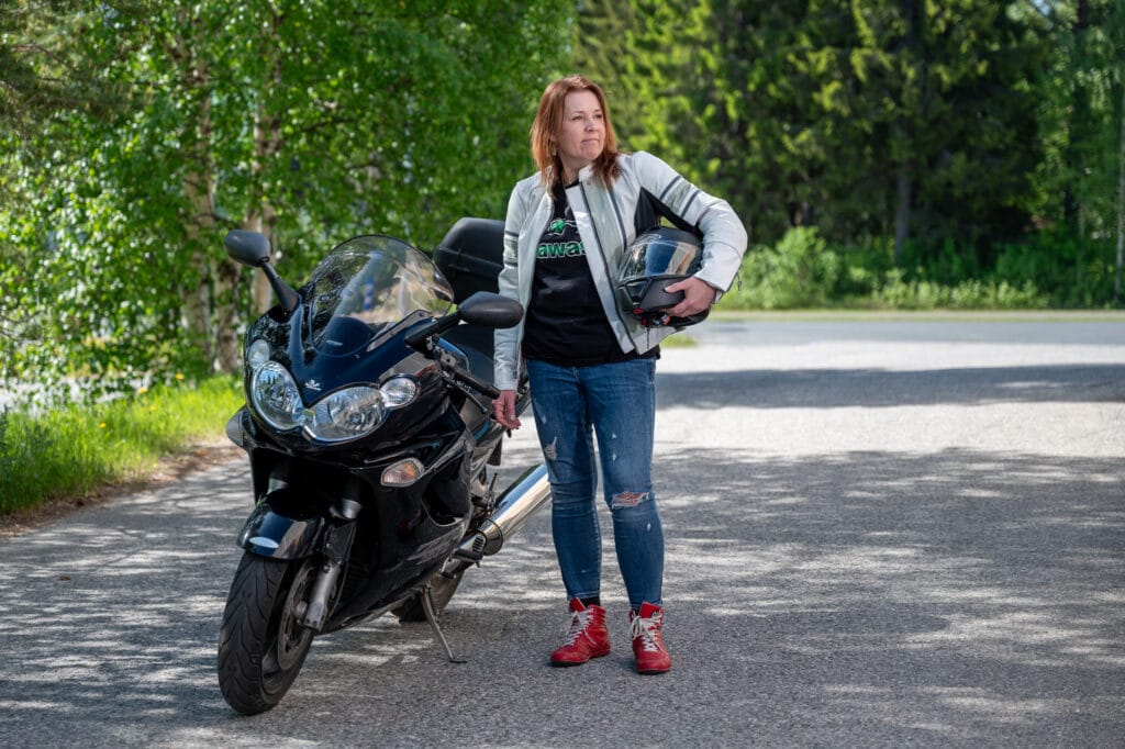 Terhi Salmela ja moottoripyörä.