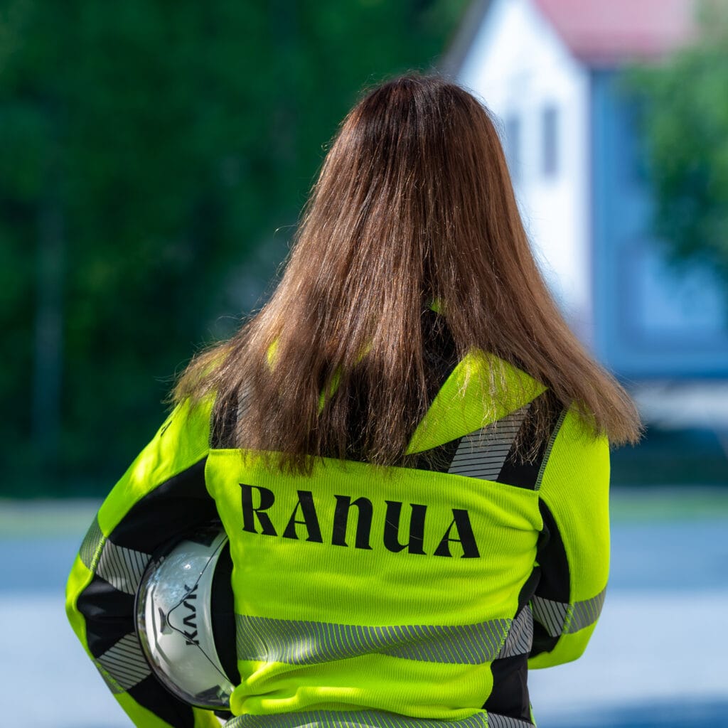 Ranuan kunnan työntekijä, jolla on kunnan logolla varustettu takki.