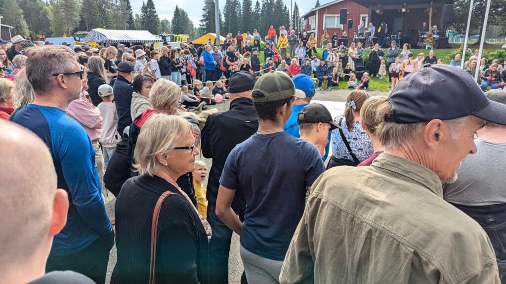 Yleisöä Hillamarkkinoilla.