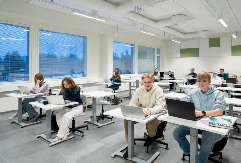 lukiolaisia opiskelemassa Ranuan lukiolla Kaarnassa.