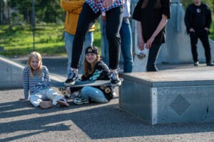 skeittilauta ja nuoria skeittirampilla
