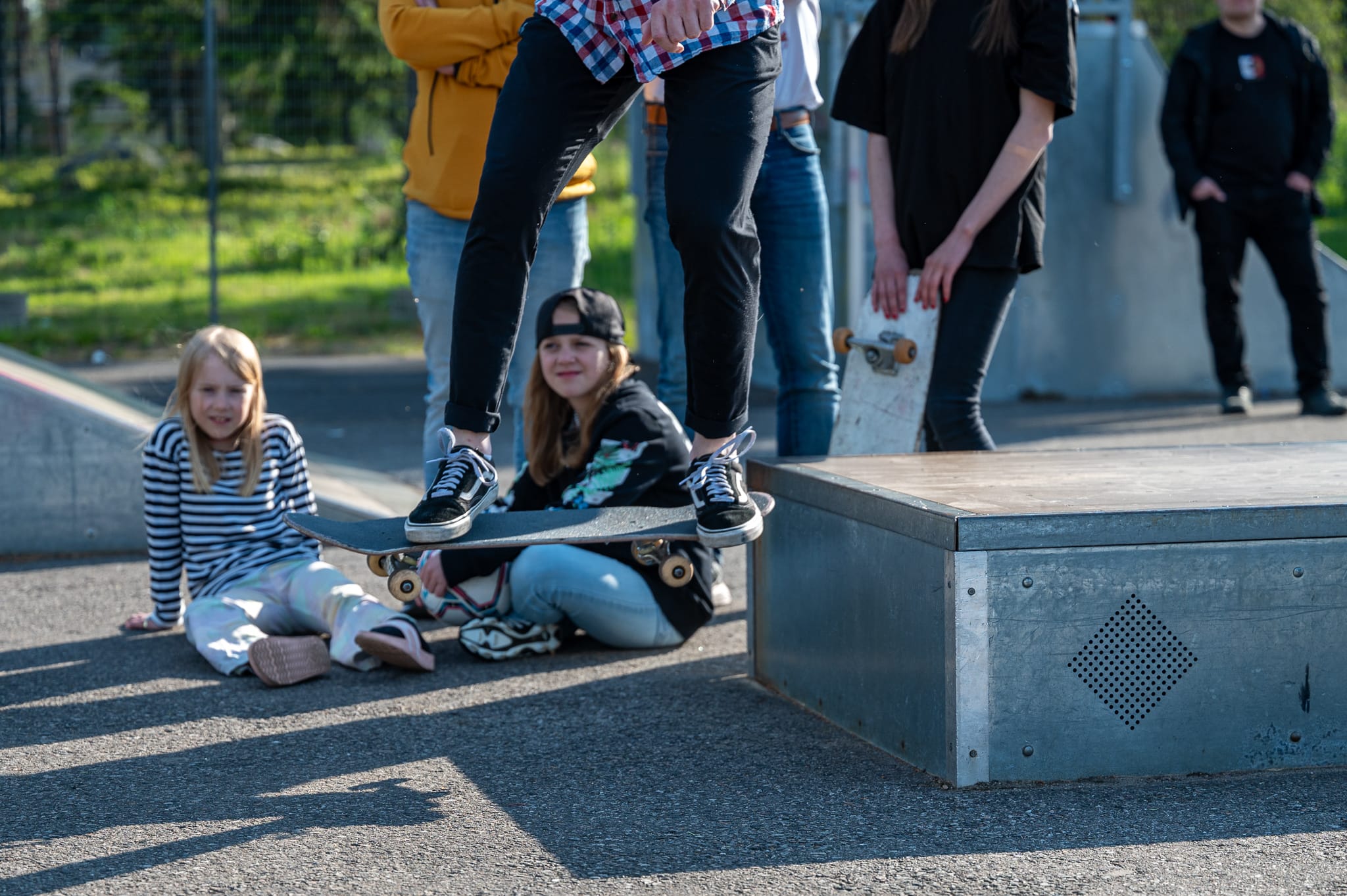 skeittilauta ja nuoria skeittirampilla