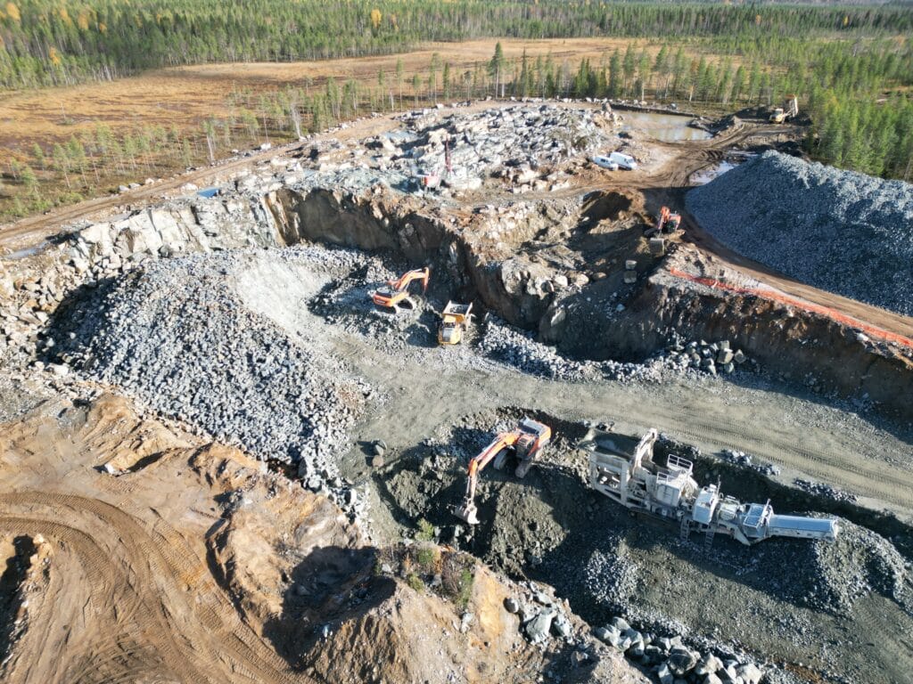 Ilmakuva tarvekivilouhokselta Suhangosta