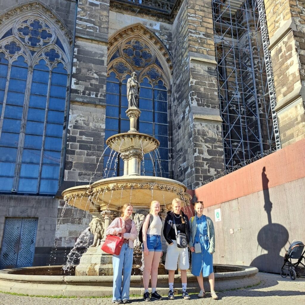 Ranuan lukiolaisia Kölnin tuomiokirkolla.