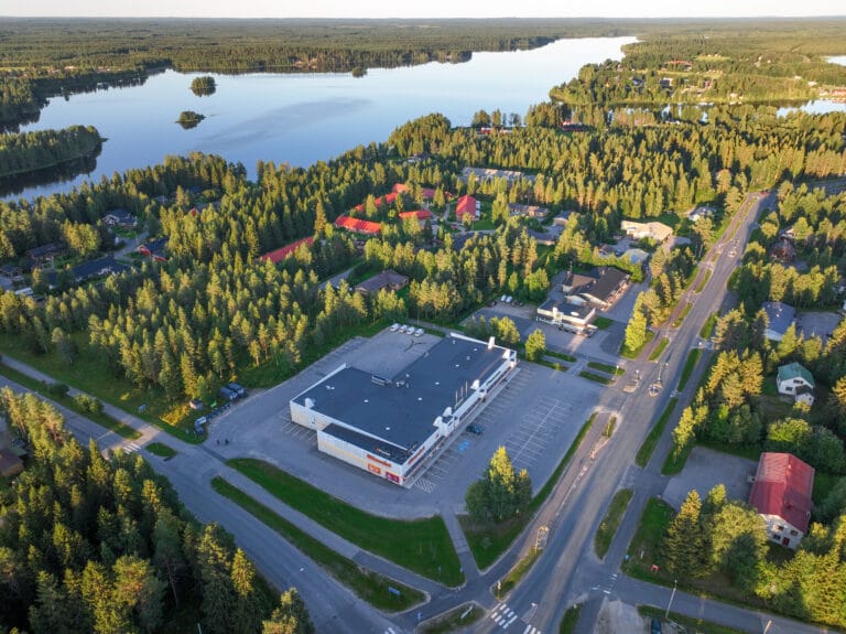 Ranuan kunnanvirasto ja Hillamarket ilmakuvassa