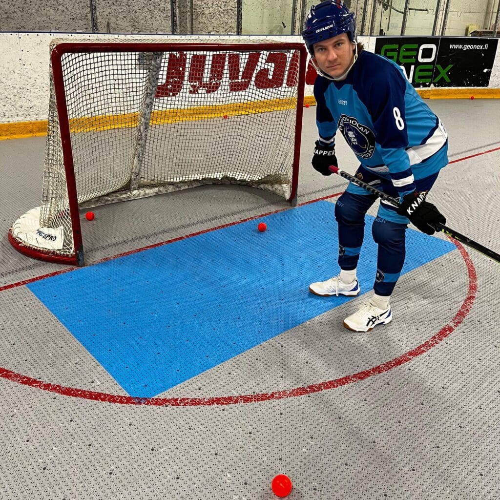 Jami Uusinarkaus pelaa ballhockeytä eli tossulätkää