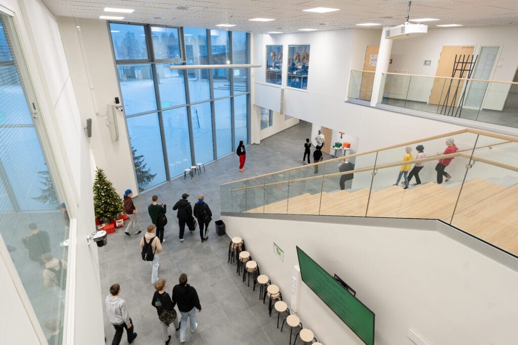 Yläkoulu-lukio Kaarnan jättiläisen portaat