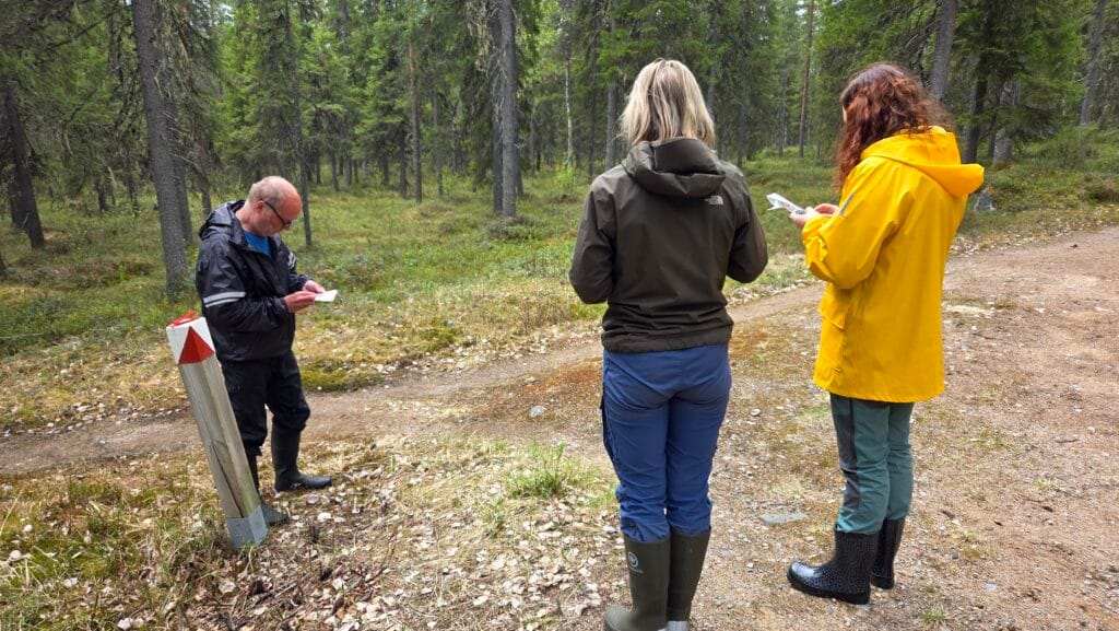 suunnistuskoulutusta maastossa.