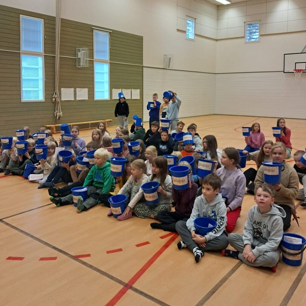 Kuhan koululaisia harrastusinfo-sankojen kanssa.