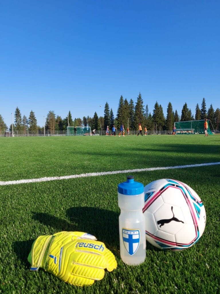 jalkapallovarusteita jalkapallokentän laidalla.