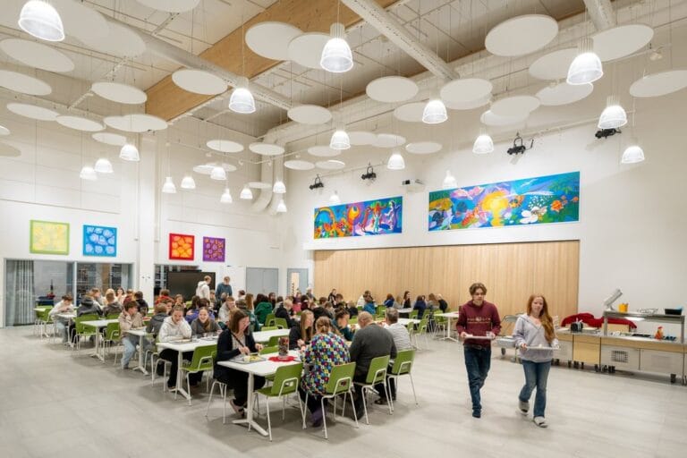 koululaisia monitoimikeskus Kerkän ruokasalissa.