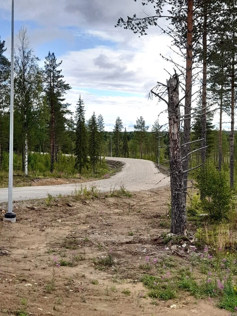 Vasta rakennettu tie Kolomaan teollisuusalueella.