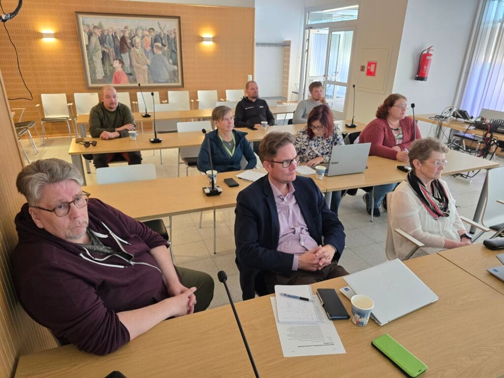 kunnan ja maaseudun sidosryhmien tapaamiseen osallistuvia valtuustosalissa