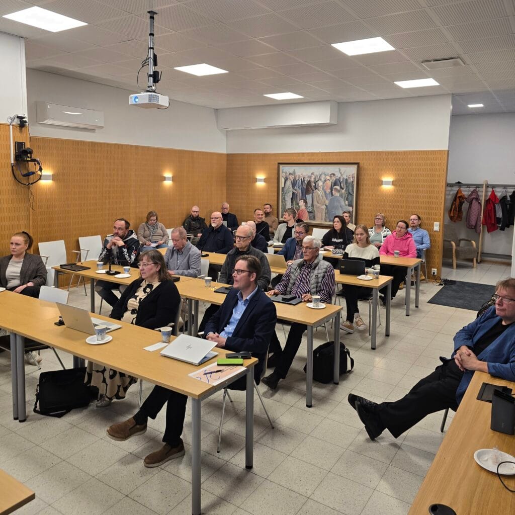 Talousarvioseminaarin osallistujia.