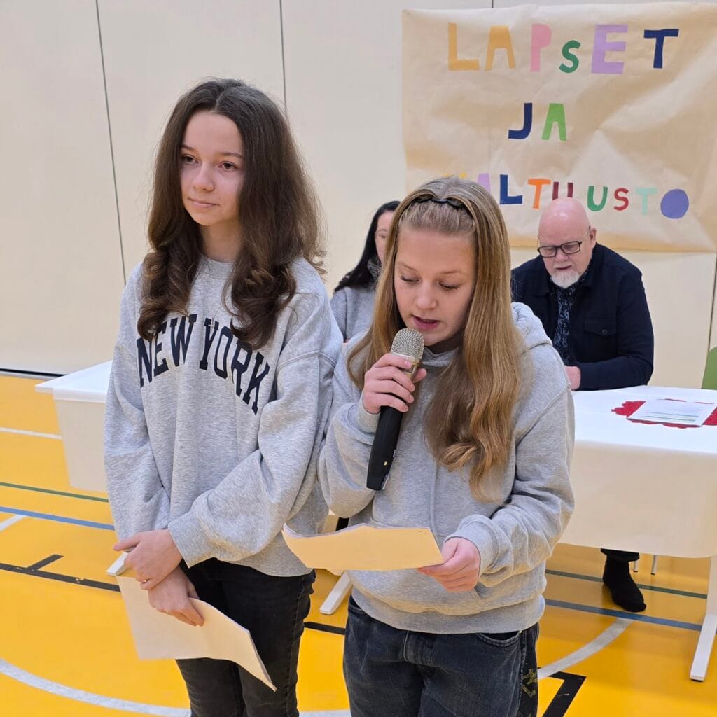 Milla Lehtinen ja Henriikka Petäjäjärvi juonsivat Lapset ja valtuusto -tapahtuman.