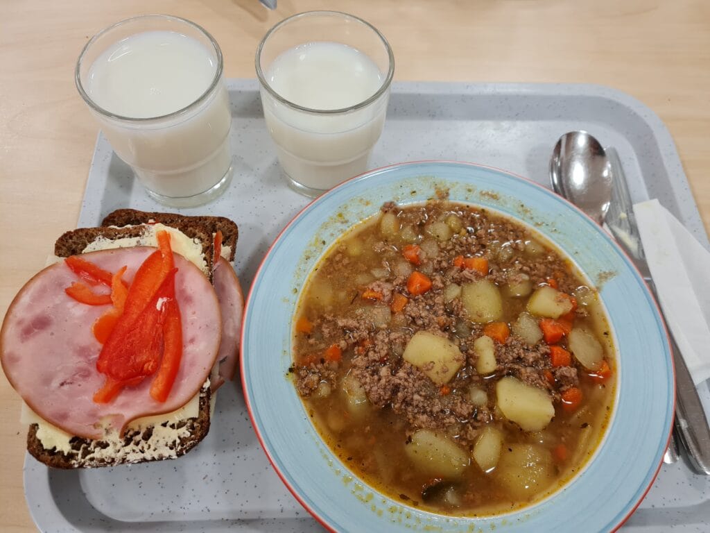 kouluruoka jauhelihakeitto