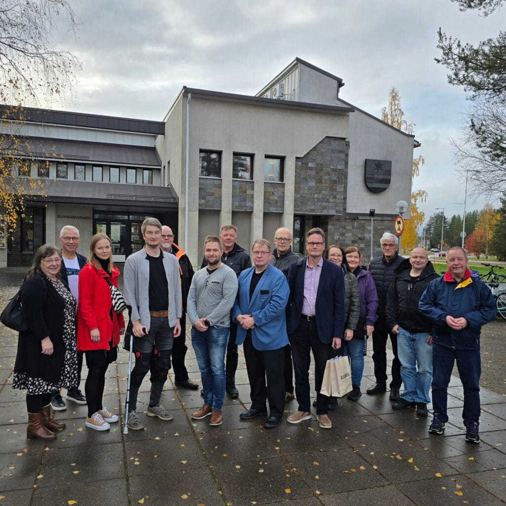 Valtuutettuja ja viranhaltijoita Sodankylän kunnanviraston edessä.