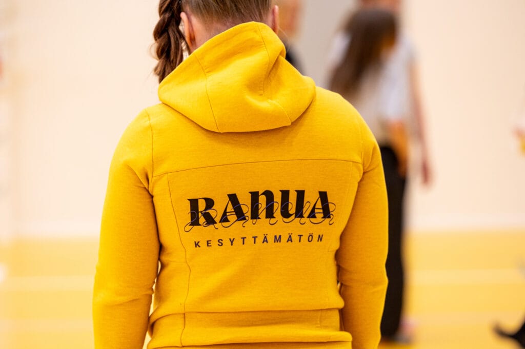 Nainen Ranuan kunnan logolla varustetussa hupparissa.