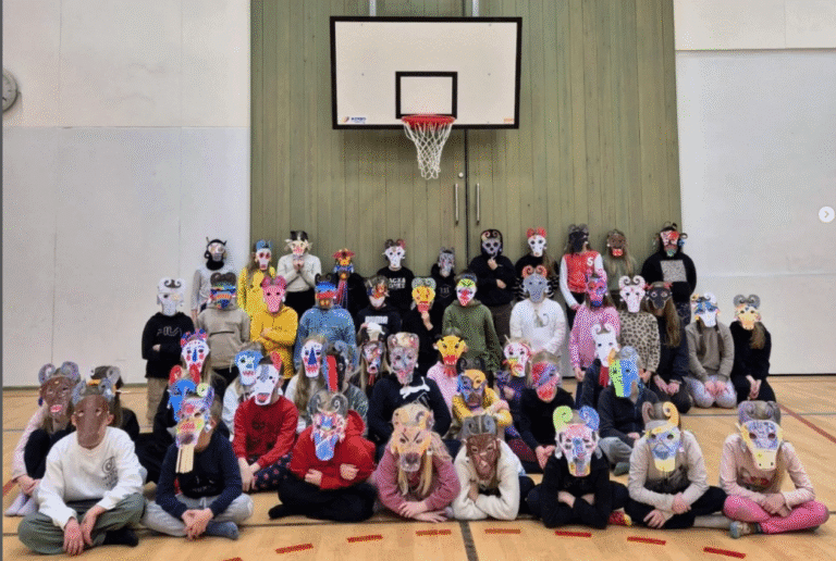 Kuhan koulun koululaisia naamiot päässä