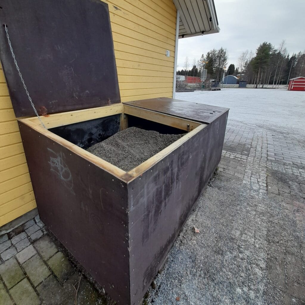 hiekotusmurskelaatikko Hillatorilla