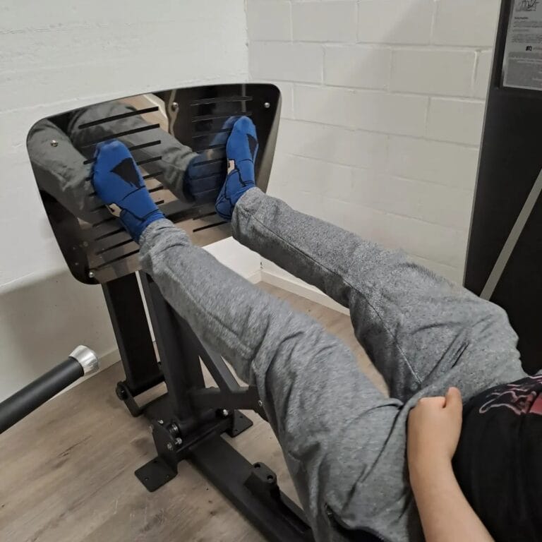 nuori treenaa kuntosalilla