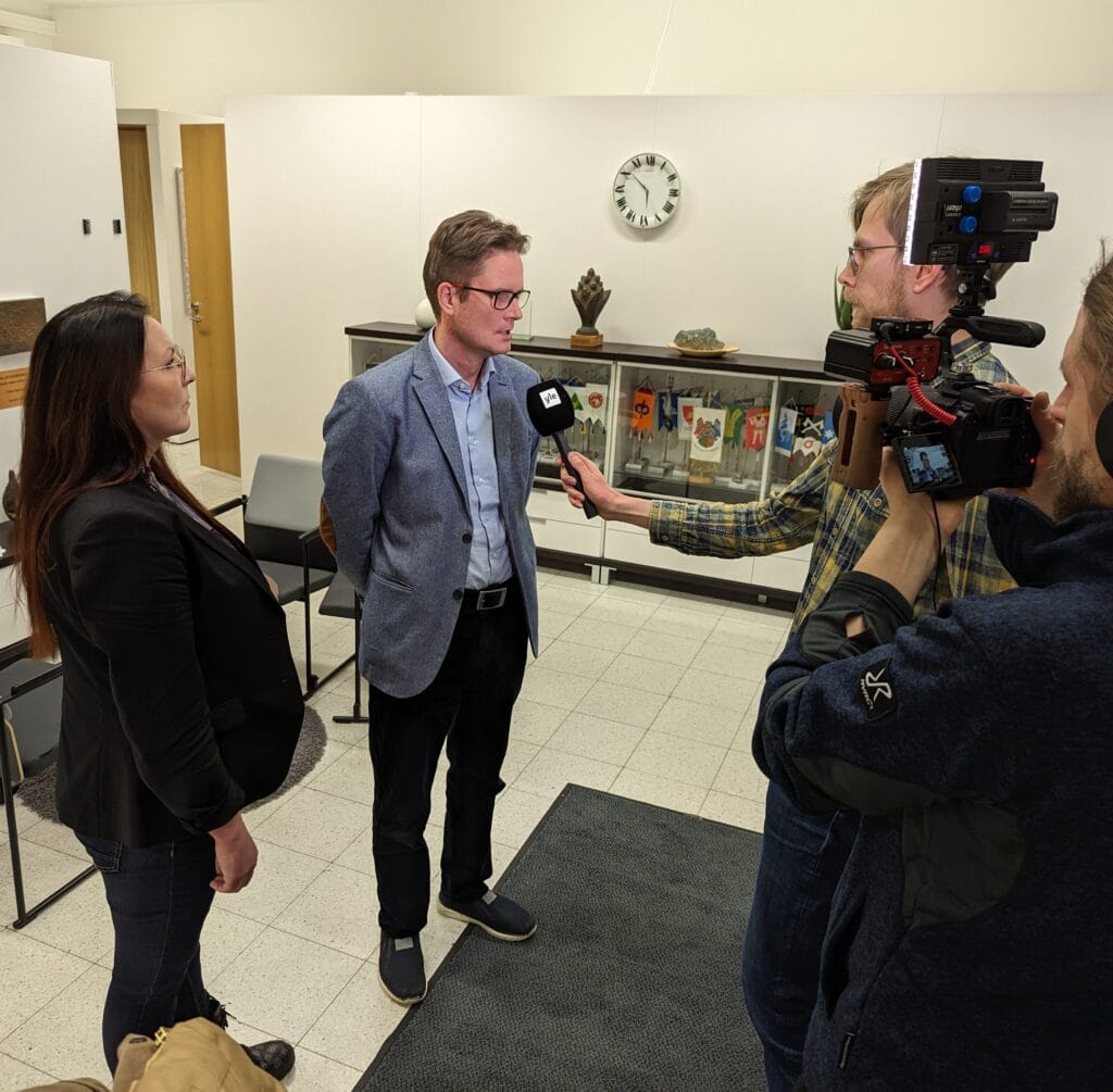 Kunnanhallituksen puheenjohtaja Mirva Salmela ja kunnanjohtaja Tuomas Aikkila Ylen haastattelussa.