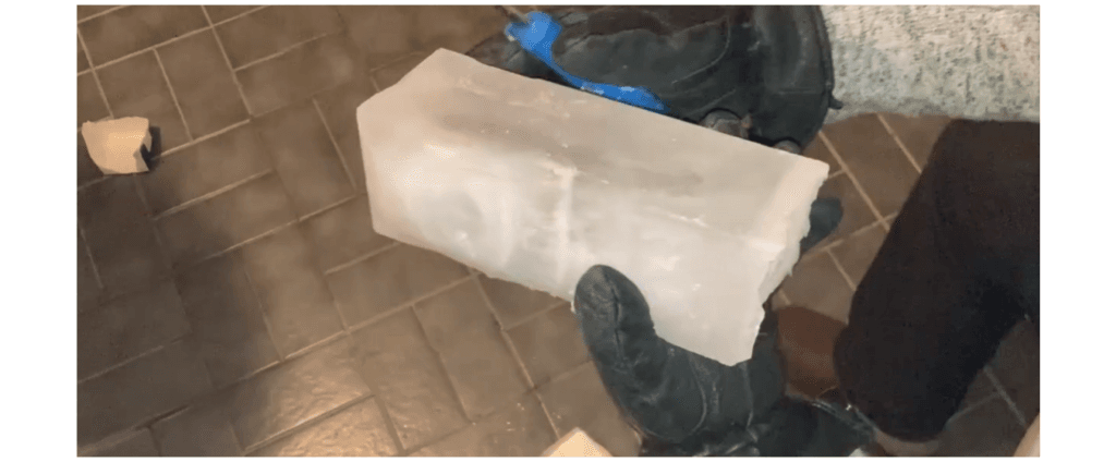 Jäätiili miehen kädessä.