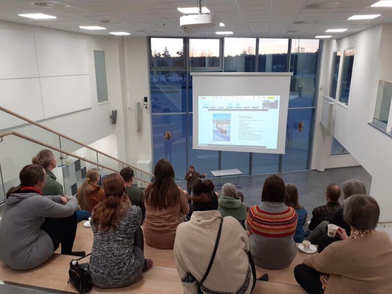 Mitä se mulle kuuluu? -hyvinvointi-illan osallistujia Kaarnan jättiläisen portailla.