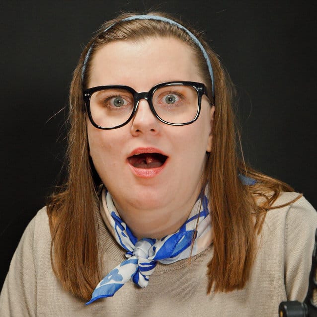 Nainen studiossa ilahtuu.