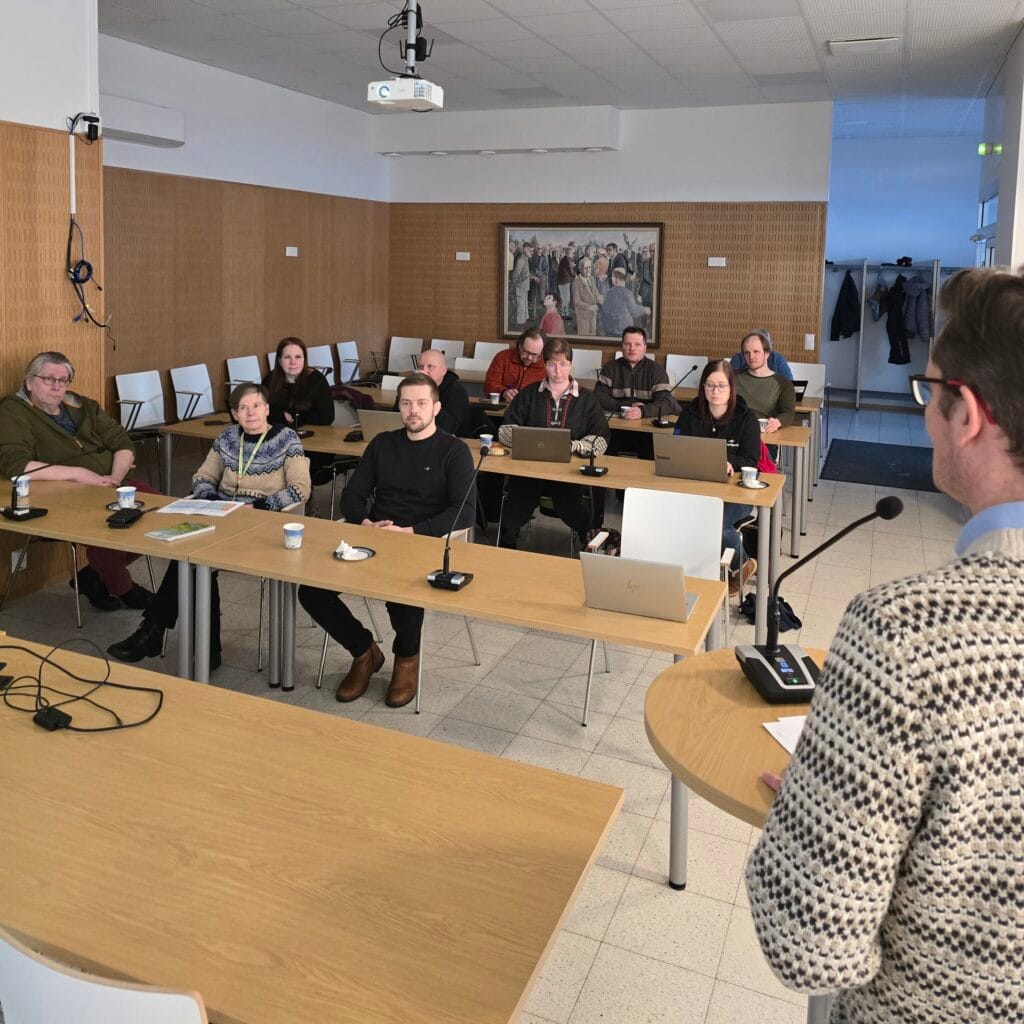 kunnanjohtaja Tuomas Aikkila puhuu maaseudun sidosryhmien tapaamisessa.