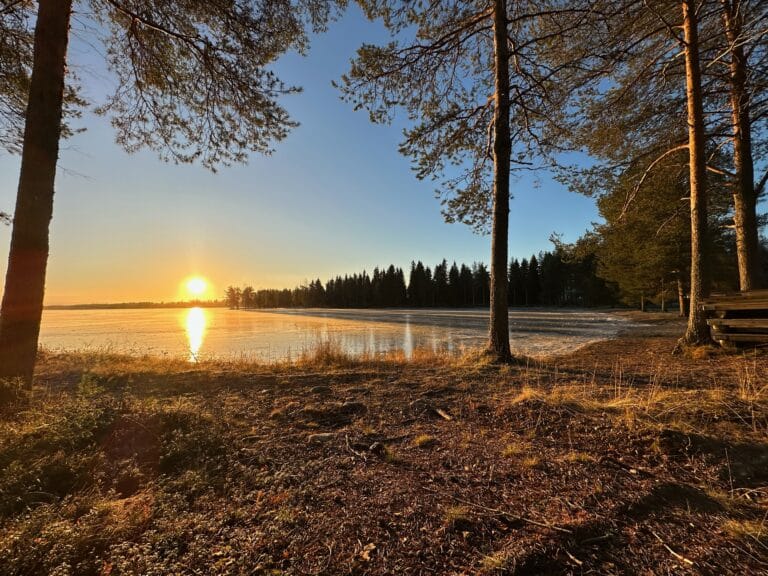 Multilahti, aurinko painuu mailleen Ranuanjärven taakse