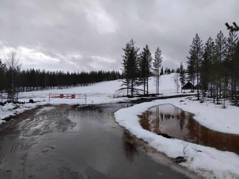 Honkivaaran ulkoilualueen mäki, ja veden vallassa oleva parkkialue.