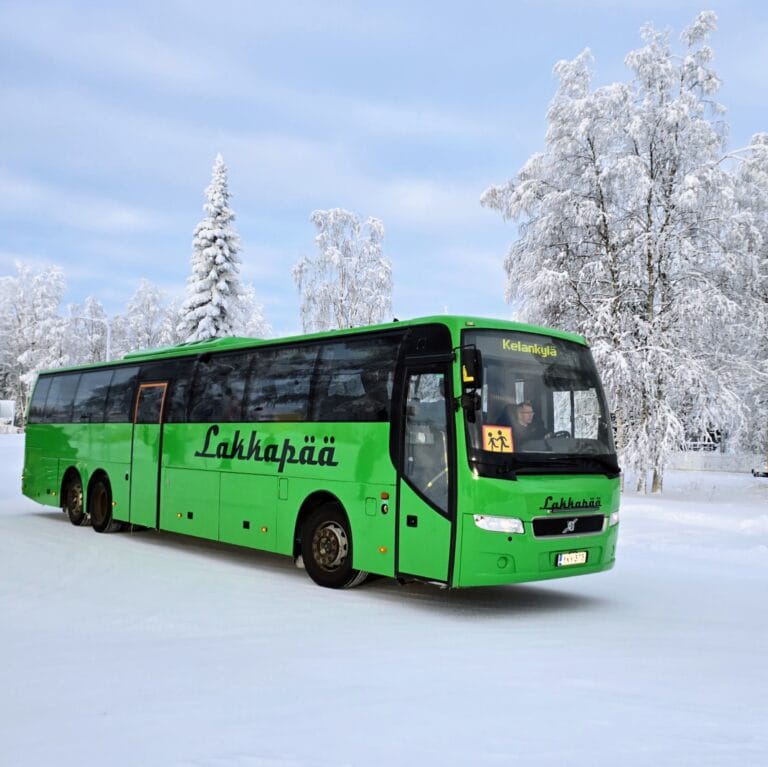 Koulukuljetukset, koululaisia kuljettava bussi