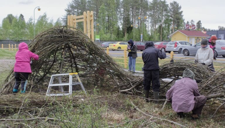 pajusta rakennetaan taideteosta Hillatorin laidalle.
