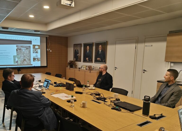Swedish Mineralsin ja Ranuan kunnan edustajia kunnanvirastolla.