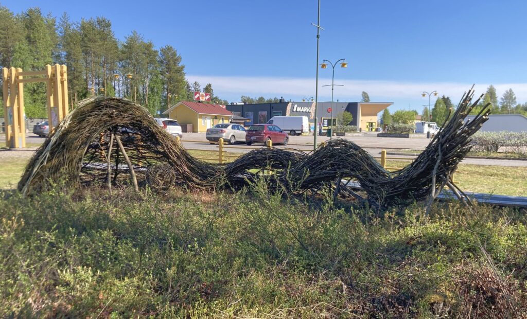 Pajutaideteos Punos Hillatorin kupeella Saukonmäessä,