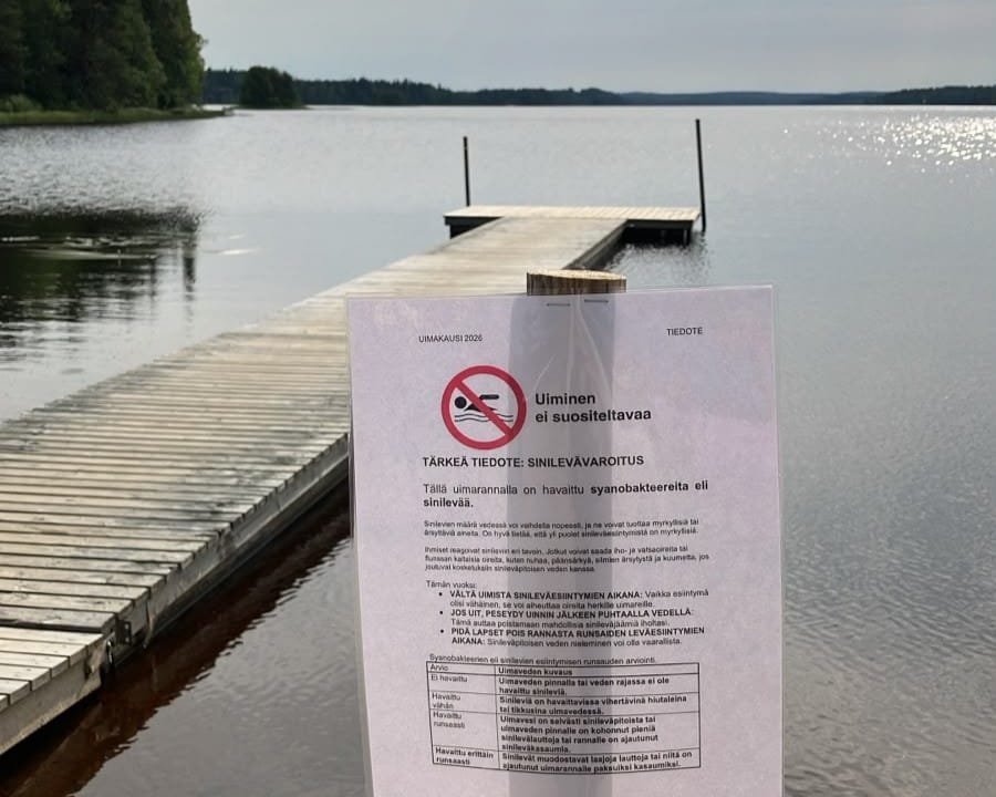 sinilevästä varoittava kyltti Multilahden uimarannalla.