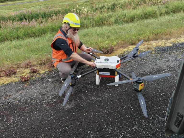 Mies ja maassa oleva drone.