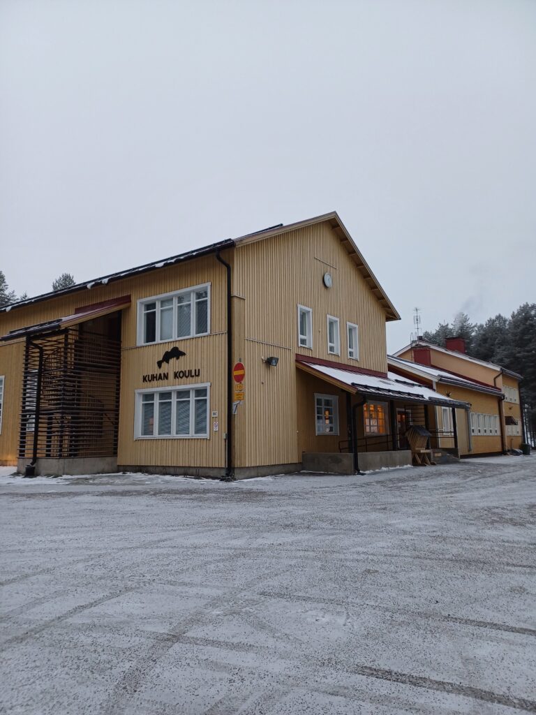 Ranuan ainoa kyläkoulu, Kuhan koulu, sijaitsee Kuhajärven rannalla noin 11 km päässä kuntakeskuksesta Posion suuntaan. Koulussa on esiopetusryhmä sekä kolme perusopetusryhmää vuosiluokilla 1.-6. Opetusta annetaan pääsääntöisesti yhdysluokissa. Koulurakennusta laajennettiin 2000-luvun alkupuolella, jolloin valmistui liikuntasali sekä kaksi luokkahuonetta. Koululla on monipuolinen liikkumiseen innostava piha. Koulun pihapiirissä on uudistettu jalkapallokenttä, joka saa talvisin päälleen luistelukaukalon.  Oppilastyönä on valmistunut yhdeksän väyläinen frisbeegolfrata koulun välittömään läheisyyteen.