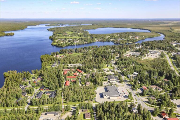 Ilmakuva Ranuan keskustaajamasta. Kuvassa näkyvät Hillamarket, Ranuanjärvi, Pappilanniemi ja Takajärvi.